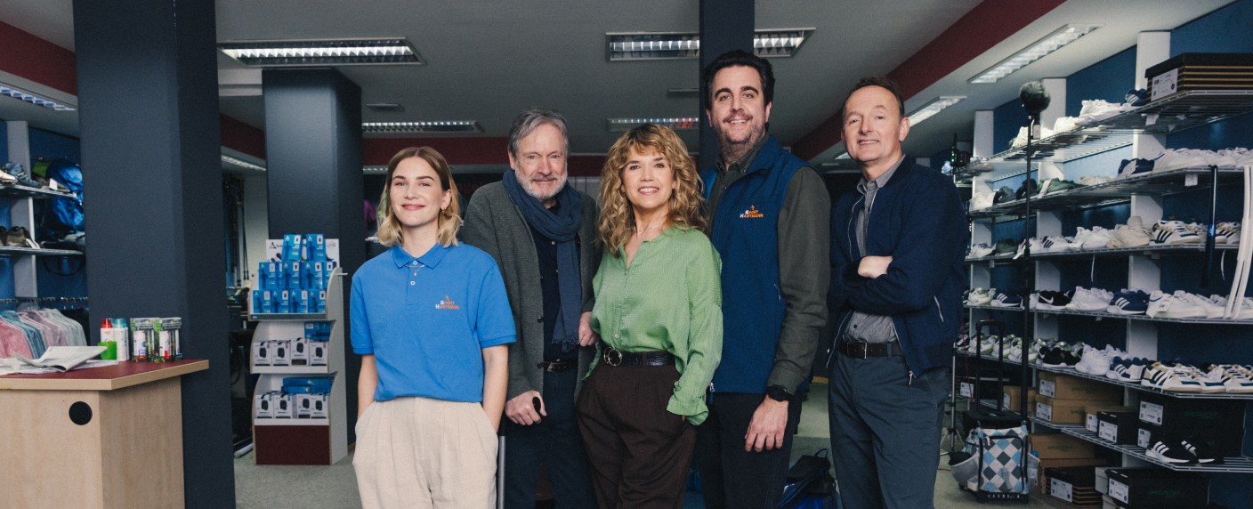 „Never Ever“: Details zur neuen Serie mit Anke Engelke und Bastian Pastewka – Dreharbeiten zum Prime-Video-Format sind gestartet – Bild: Prime Video/​Niren Mahajan