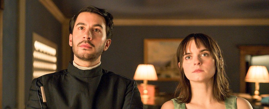 „Stardust Hotel“ erinnert leidlich an „Doctor Who“ und „The Orville“ – Review – Detlev Buck, Vanessa Loibl und David Brizzi mixen Sci-Fi in Romantic Comedy – Bild: SWR /​ Christine Schroeder