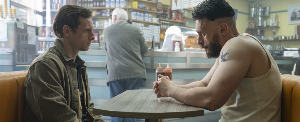 Ziehen Niall (Jamie Bell, l.) und Ruben (Richard Gadd) noch am selben Strang? – Bild: HBO Max/Anne Binckebanck