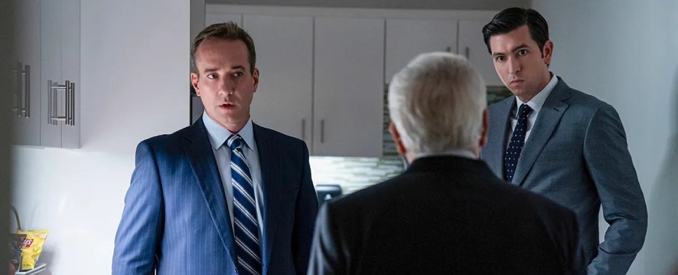 Nicholas Braun (ganz rechts; hier mit Matthew Macfadyen und Brian Cox in „Succession“ zu sehen) schaut in „Elsbeth“ vorbei – Bild: HBOMax