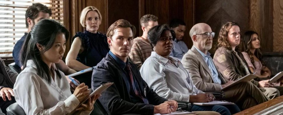 Nicholas Hoult (2. v. l., hier in Clint Eastwoods „Juror #2“ zu sehen) taucht in das Universum von Harry Potter ein. – Bild: Warner Bros. Entertainment/Claire Folger