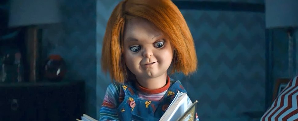 Täuschend brav: Solange Chucky (Stimme: Brad Dourif) ein Buch in der Hand hat, kann er niemanden erdolchen. – Bild: SyFy/USA Network