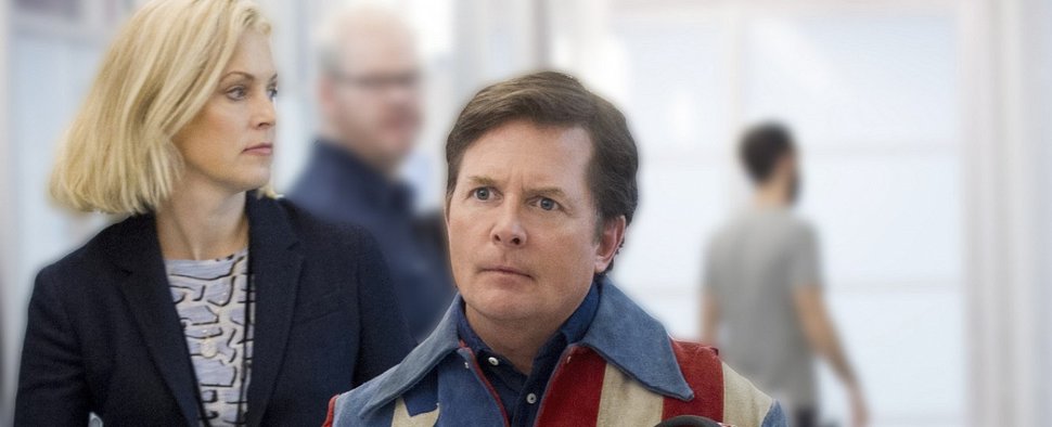 Staci (Ali Wentworth) mit Gast Michael J. Fox in „Nigthcap“ (im Hintergrund: Comedian Jim Gaffigan) – Bild: Pop