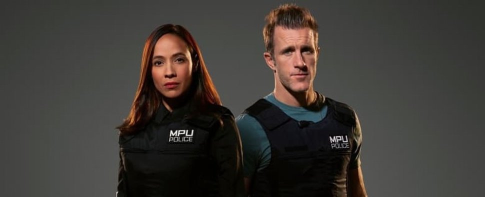 Nikki Batista (Dania Ramirez) mit Jason Grant (Scott Caan) in „Alert: Missing Persons Unit“ – Bild: FOX