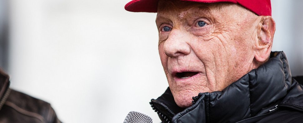 Nikki Lauda – Bild: MacKrys (https://commons.wikimedia.org/wiki/File:ÖAMTC_Welt_des_Motorsports_2016-4.jpg), Cropped, https://creativecommons.org/licenses/by-sa/4.0/legalcode