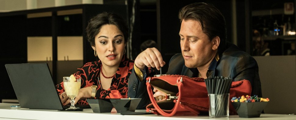 Nilam Farooq (l.) als Ruja Ignatova und Charlie Petersson als Sebastian Greenwood in „Take the Money and Run“ – Bild: ZDF/Ela Francone