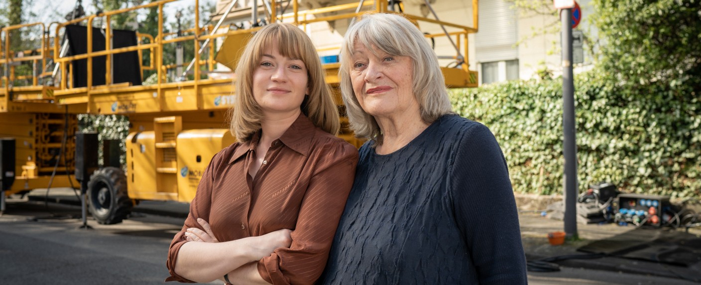 Alice Schwarzer: ARD dreht Zweiteiler zum 80. Geburtstag – Nina Gummich spielt einflussreiche Feministin – Bild: rbb/​Alexander Fischerkoesen