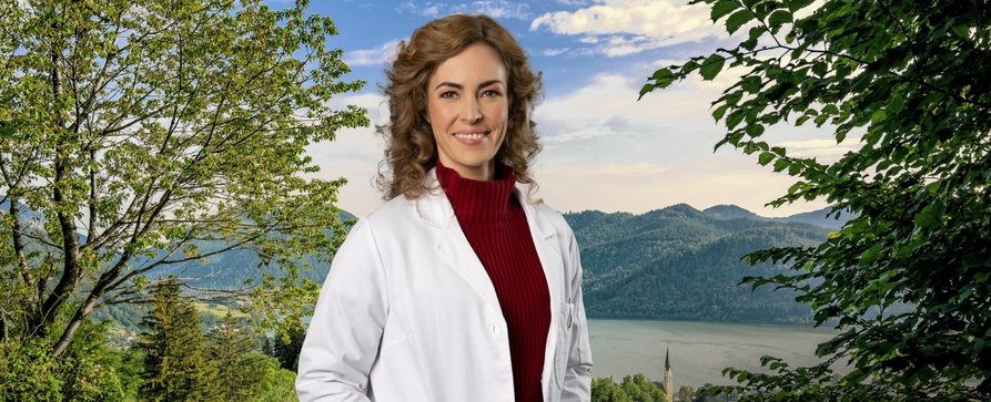 „Die Landarztpraxis“ erhält Verstärkung durch „Frühling“-Schauspielerin – Nina Schmieder kommt als neue Ärztin an den Schliersee – Bild: Sat.1/​Willi Weber
