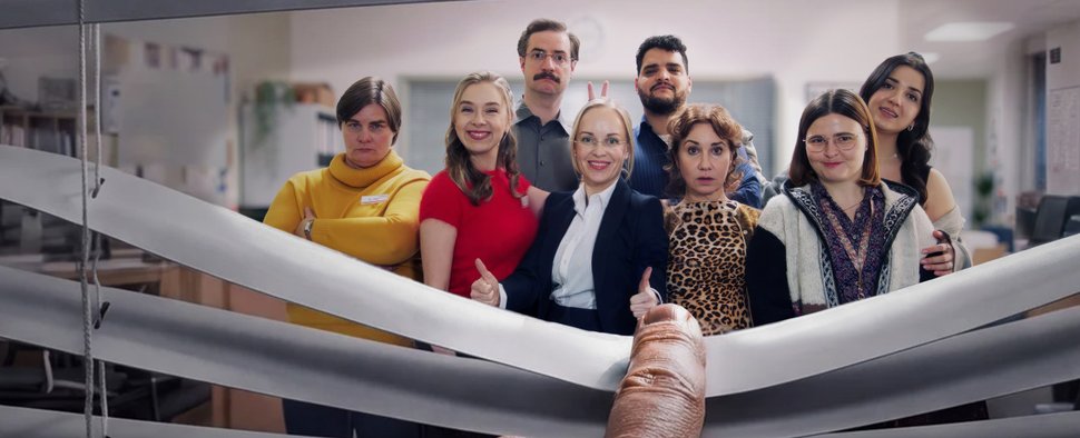 „Nine to Five – Das Amt“ – Bild: ZDF/Lutz Lemke/[M] Dardan Sejdija