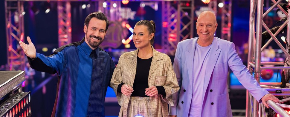 „Ninja Warrior Germany“ mit Jan Köppen (l.), Laura Wontorra und Frank Buschmann – Bild: RTL/Markus Hertrich