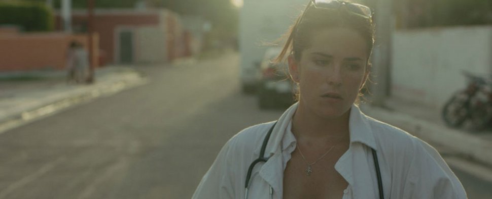 Lucía Suarez (Karla Souza) leitet das Ärzteteam in der Originalversion von „Niño Santo“ – Bild: Canana