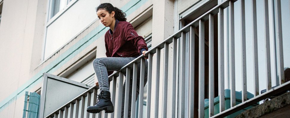 Nismet (Emma Boulanouar) nimmt Reißaus – Bild: Philippe Leroux