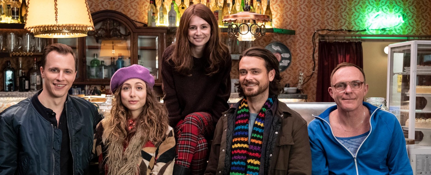 „Nix Festes“: ZDFneo zeigt zweite Staffel nach mehr als dreijähriger Pause – Fortsetzung der Comedyserie mit Josefine Preuß – Bild: ZDF/​Christoph Assmann