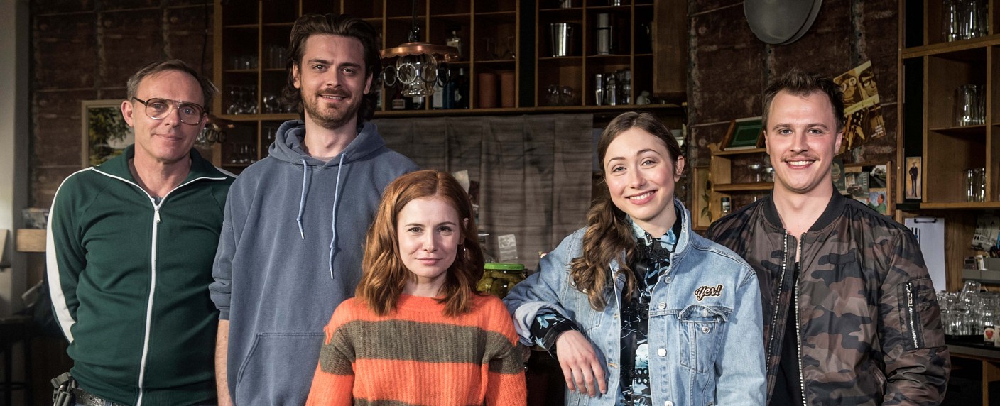 „Nix Festes“: ZDFneo kündigt neue Sitcom an – Zweite Staffel von „Blockbustaz“ wird gedreht – Bild: ZDF/​Christoph Assmann