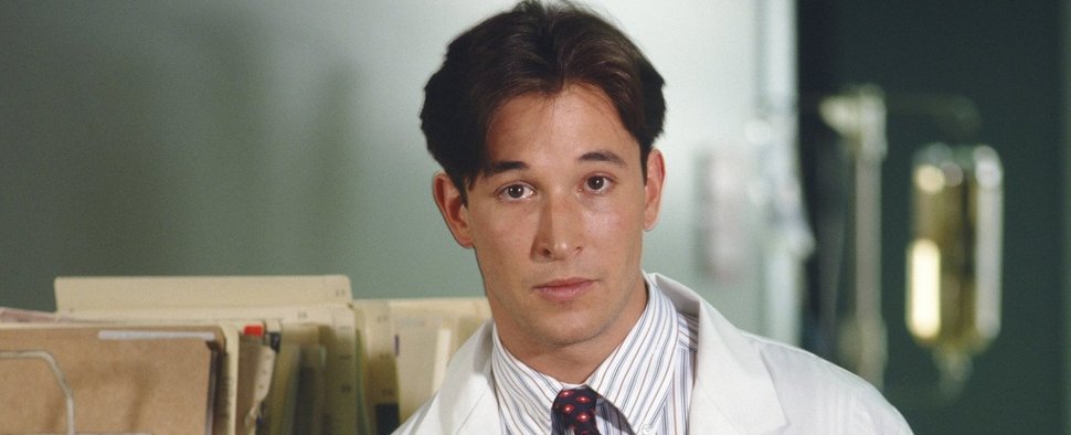 Noah Wyle als Dr. John Carter vor 30 Jahren in „Emergency Room“ – Bild: Warner Bros. TV