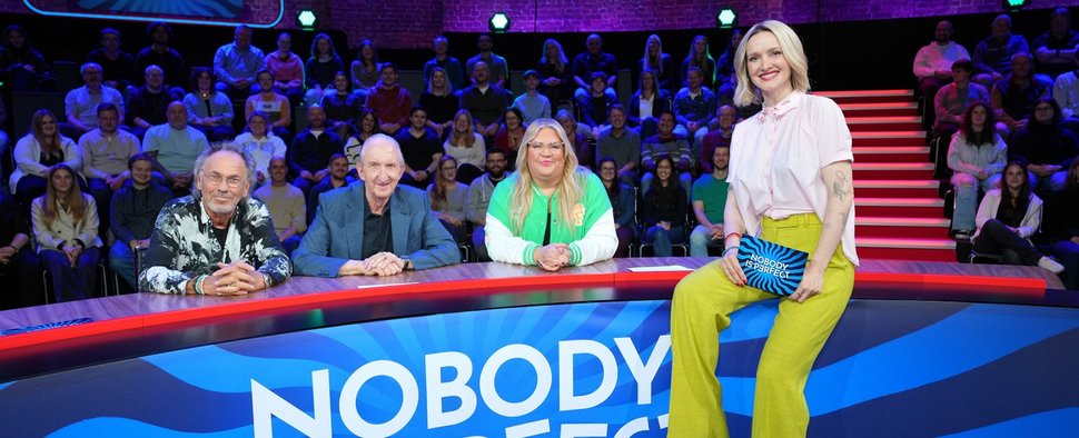 „Nobody Is Perfect!“: Hugo Egon Balder, Mike Krüger, Ilka Bessin und Moderatorin Ariane Alter – Bild: RTL Zwei/Constantin Entertainment/Guido Engels