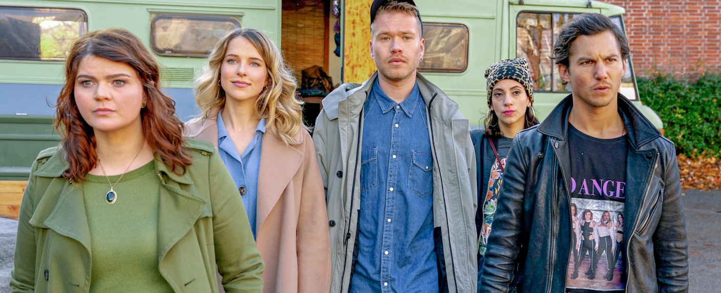 „Damaged Goods“ schwankt zwischen originellen Szenen und peinlichen Momenten – Review – Newcomer wie Sophie Passmann passen zu erfahrenen Darstellerinnen wie Michaela May – Bild: WDR /​ Westside /​ Prime Video /​ Marc Reimann