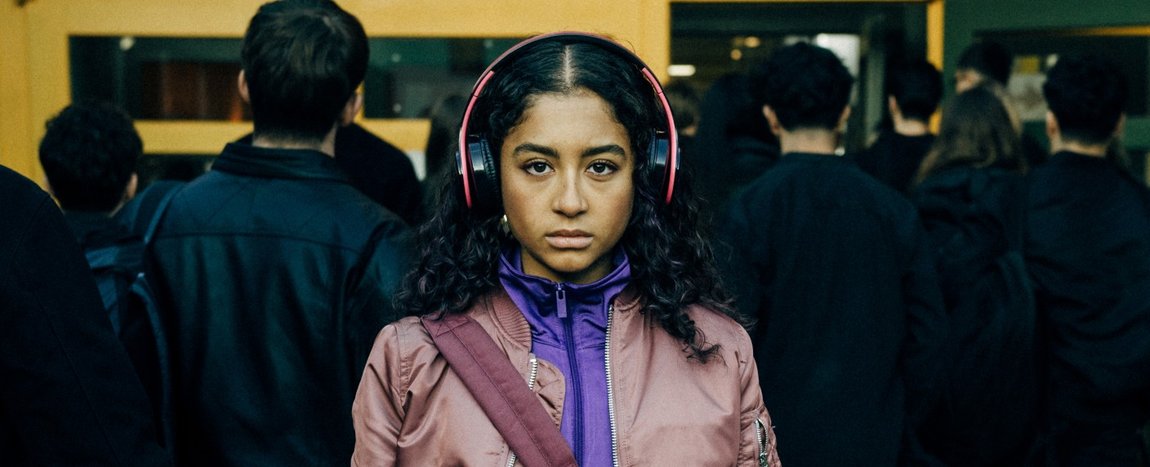 „Schattenseite“: Kein Geheimnis ist mehr sicher – Review – Romanverfilmung um Teenager in Angst vor Enthüllungswebsite als durchwachsener Thriller-Drama-Mix – Bild: ARD Degeto Film/​HR/​funk/​Dreamtool Entertainment GmbH/​Elliott Kreyenberg