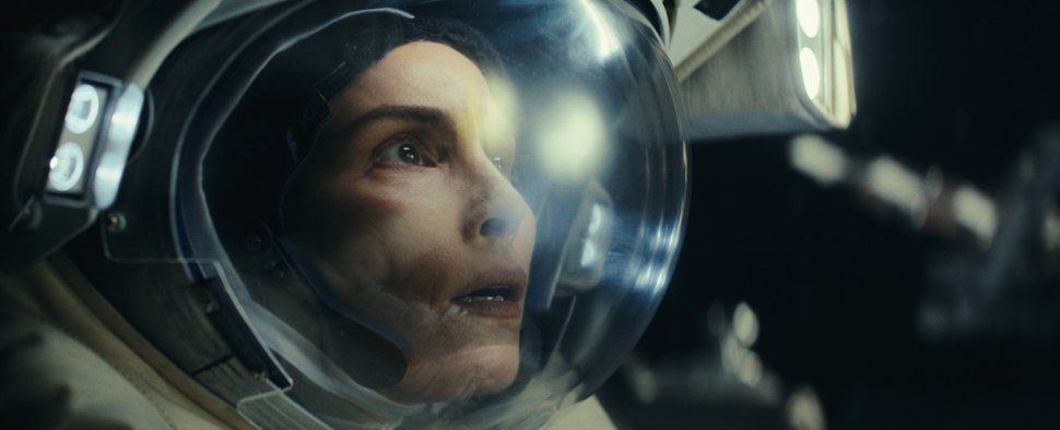 Noomi Rapace als Astronautin Jo in „Constellation“ – Bild: Courtesy of Apple
