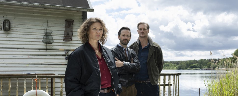 „Nord bei Nordost“: Polizistin Nina Hagen (Cordelia Wege) mit ihren Kollegen Bittner (Franz Dinda, M.) und Engelmann (David Bredin, r.) – Bild: ARD Degeto Film/NDR/Frizzi Kurkhaus