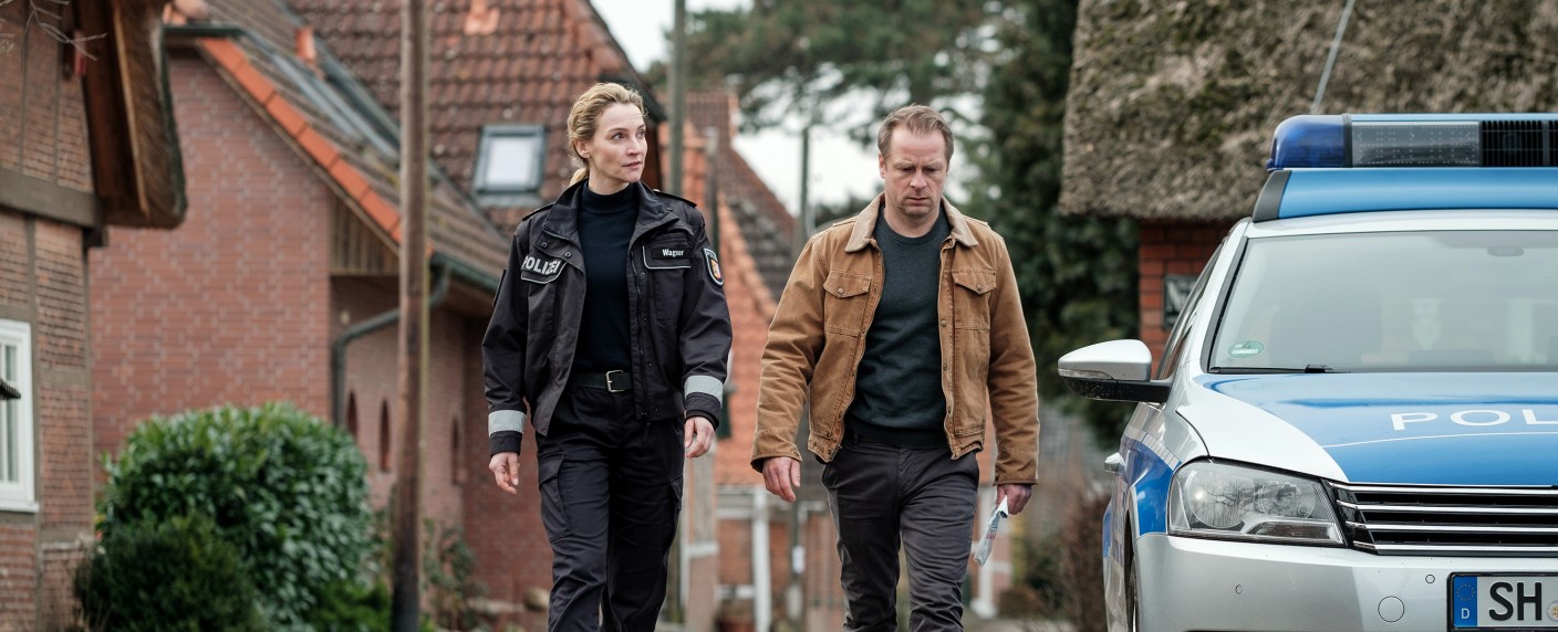 Quoten: „Nord bei Nordwest“ erneut deutlich vorm „Bergdoktor“, Bushido-Doku bei Jüngeren auf Augenhöhe – „Biarritz“ schmiert völlig ab, „Der Teufel trägt Prada“ punktet bei VOX – Bild: ARD/​Gordon Timpen