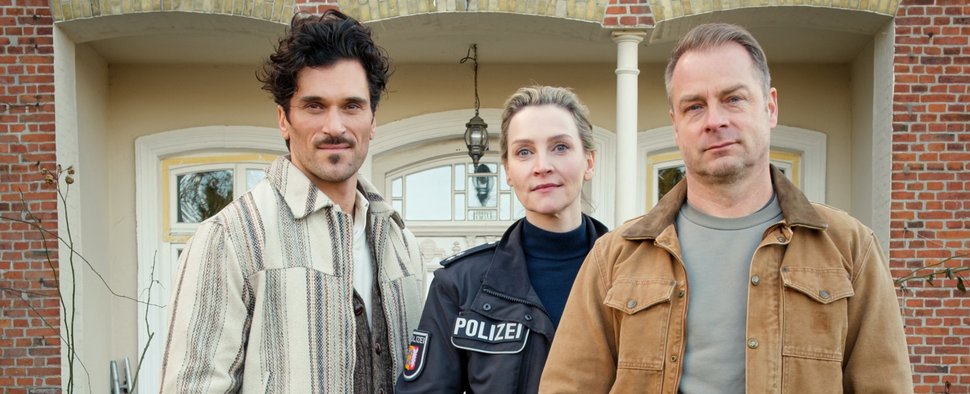 „Nord bei Nordwest“: Jana Klinge und Hinnerk Schönemann (r.) mit Vladimir Korneev (l.) als „Der schöne Jens“ – Bild: NDR/Gordon A. Timpen