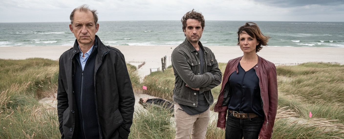 Quoten: Zehn Millionen sorgen für „Nord Nord Mord“-Rekord, „Gipfel der Quiziganten“ bricht ein – Sarah-Engels-Film in Sat.1 solide, schwacher Comedy-Abend auf ProSieben – Bild: ZDF/​Georges Pauly