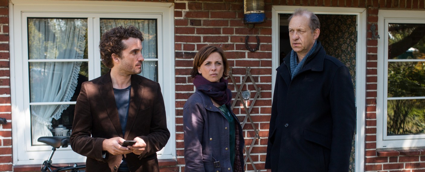 Quoten: „Nord Nord Mord“ auf „Tatort“-Niveau, „Die Höhle der Löwen“ bei Jüngeren spitze – Armut-Spezial auf ProSieben kann Erfolg der Rechtsextremismus-Doku nicht wiederholen – Bild: ZDF/​Manju Sawhney