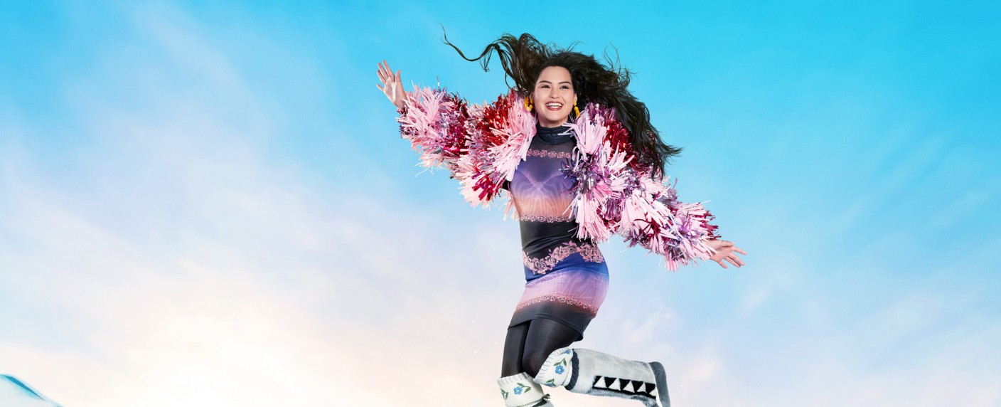 „North of North“: Deutschlandpremiere für Comedy mit „24“- und „Beauty and the Beast“-Stars – Kanadische Kleinstadtserie um junge Inuit mit sympathisch-peinlichem Neuanfang – Bild: CBC