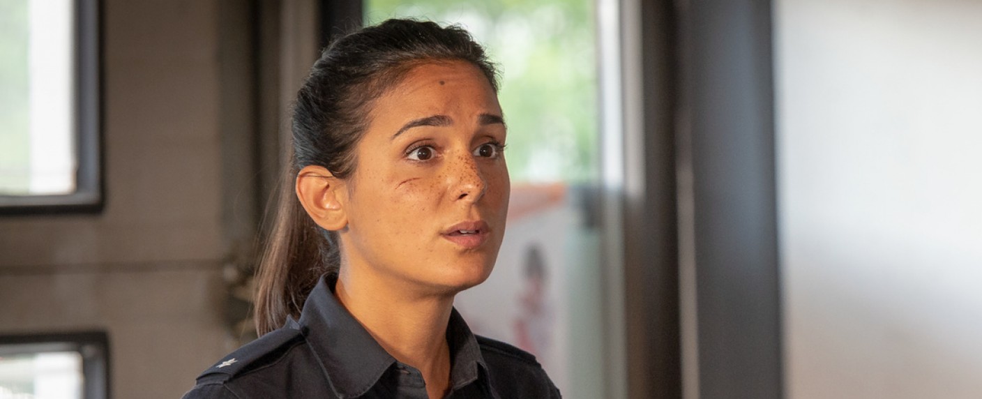 Ausstieg bei „Notruf Hafenkante“: Neue Ermittlerin bereits gefunden – Aysha Joy Samuel ersetzt Aybi Era – Bild: ZDF/​Boris Laewen