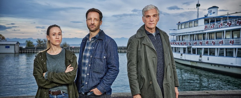 (v. l. n. r.) Nurit Hirschfeld, Dominik Maringer und Walter Sittler in „Der Kommissar und der See“ – Bild: ZDF