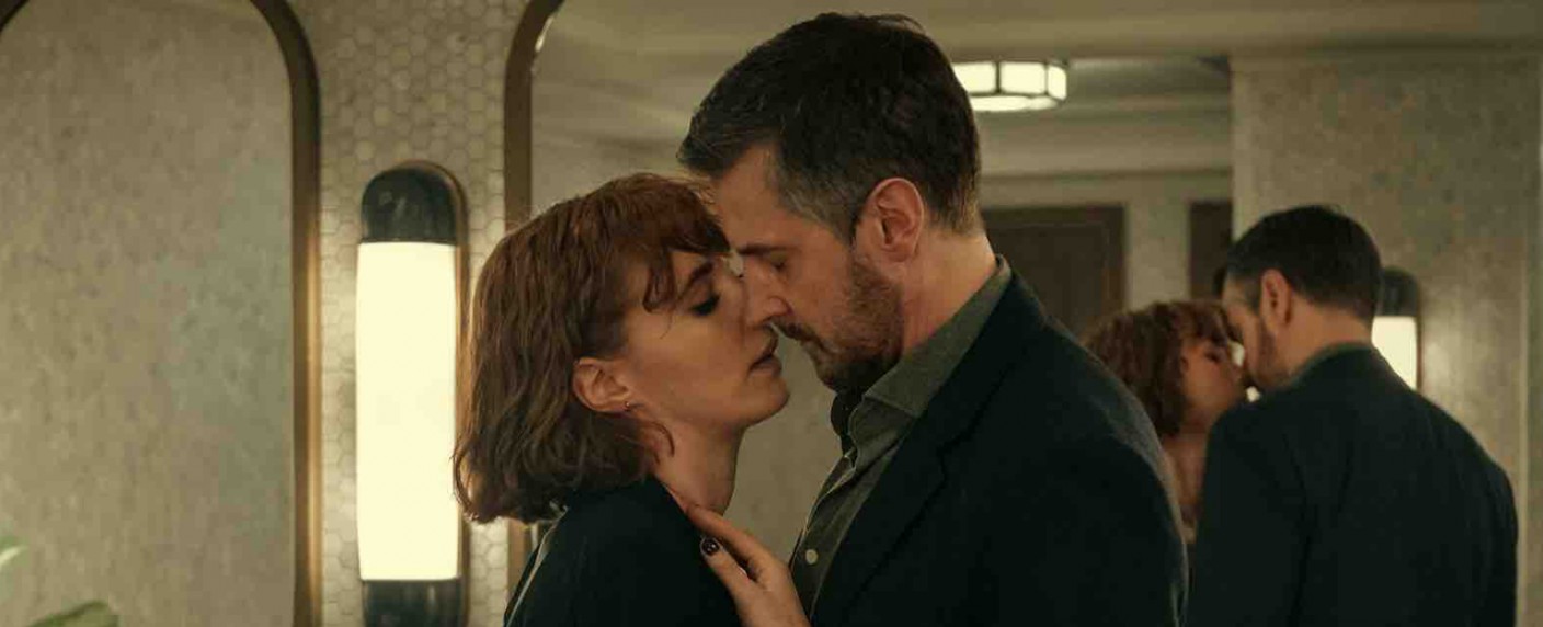„Obsession“-Trailer: Richard Armitage („The Hobbit“) verfällt Charlie Murphy („The Last Kingdom“) in Erotikthriller – Netflix zeigt Miniserie noch im April – Bild: Netflix