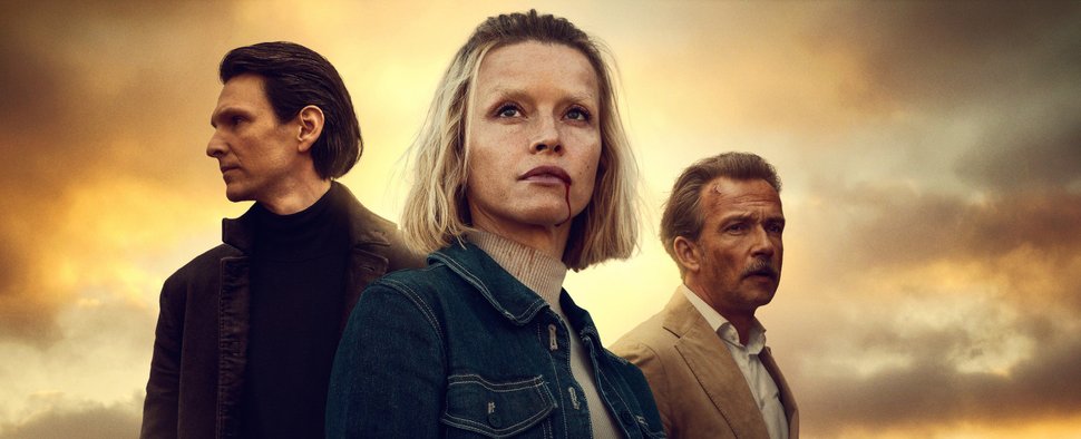 „Oderbruch“ Staffel 2 mit Karoline Schuch (M.), Lucas Gregorowicz (r.) und Neuzugang Sabin Tambrea (l.) – Bild: ARD Degeto/Syrreal Entertainment/CBS Studios/Stefan Erhard/Marcel Weisheit
