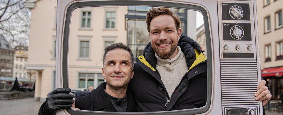 Özcan Cosar (l.) und Bastian Bielendorfer präsentieren „Bratwurst & Baklava – Die Show“ – Bild: Seven.One/Steffen Z. Wolff