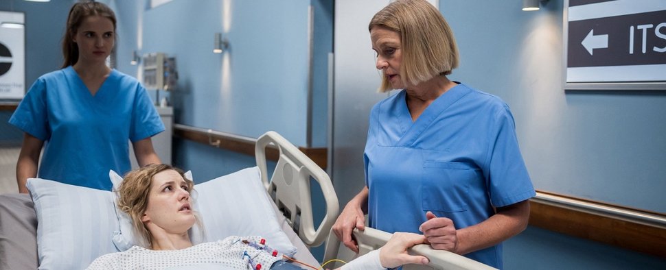 „Ohnmächtig“ geworden ist Elly (Juliane Fisch, liegend) und nun selbst Patientin von Dr. Franziska Ruhland (Gunda Ebert, r.) – Bild: ARD/Michael Kremer