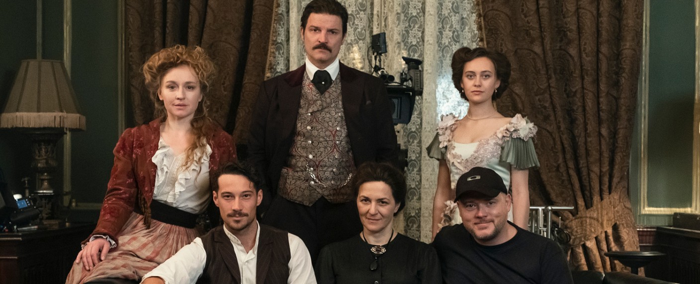 „Oktoberfest – 1900“: Ausstrahlungstermine für historische Miniserie stehen fest – Mišel Matičević, Martina Gedeck und Francis Fulton-Smith in den Hauptrollen – Bild: ARD Das Erste/​Dusan Martincek