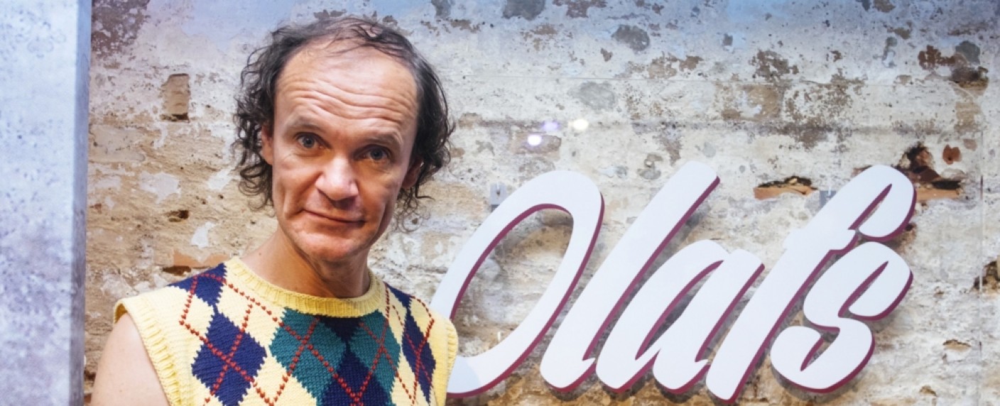 „Olafs Klub“: Zweite Staffel von Olaf Schuberts Comedyshow startet noch im Juli – „Lachen bis die Milchstraße sauer wird“ im MDR – Bild: MDR/​Enrico Meyer