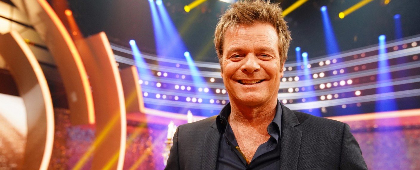 Quoten: „Chart Show“ und ARD-Komödie halten sich wacker gegen EM – Staffelfinale von „Magnum P.I.“ geht baden, auch „Criminal Minds“ und „Bosch“ chancenlos – Bild: TVNOW /​ Stefan Gregorowius