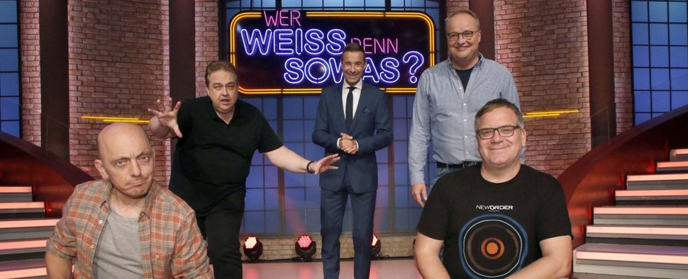 Oliver Kalkofe (hinten l.) und Oliver Welke (hinten r.) sind die Premierengäste der sechsten „Wer weiß denn sowas?“-Staffel – Bild: ARD/Morris Mac Matzen