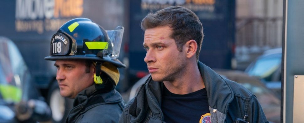 Oliver Stark (r.) als Feuerwehrmann Evan „Buck“ Buckley in „9-1-1“ – Bild: FOX/ABC