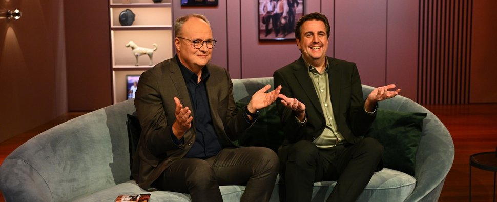 Oliver Welke (l.) und Bastian Pastewka laden zu „Wiedersehen macht Freude!“ – Bild: ZDF/Willi Weber