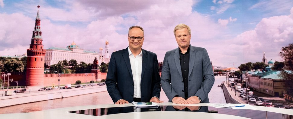 Oliver Welke und Oliver Kahn berichten für das ZDF von der Fußball-WM 2018 aus Baden-Baden. – Bild: ZDF/Patrick Seeger
