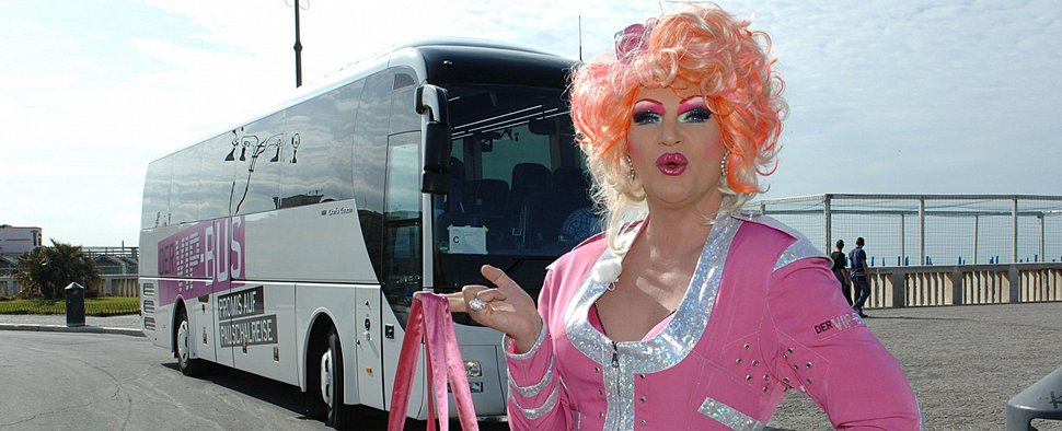 Olivia Jones leitet den „VIP-Bus“ – Bild: RTL/Stefan Menne