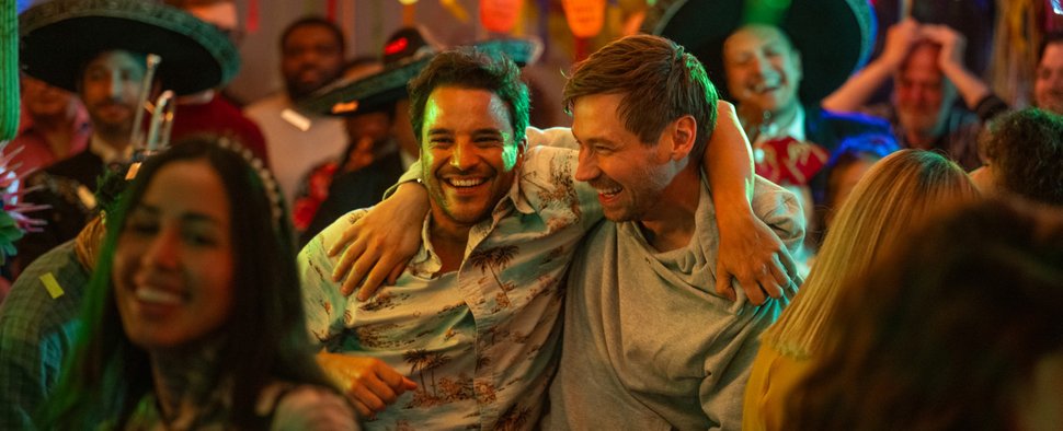 Olli (Kostja Ullmann, Mitte links) und Matze (David Kross) sind ein Herz und eine Seele – Bild: Netflix/Martin Valentin Menke