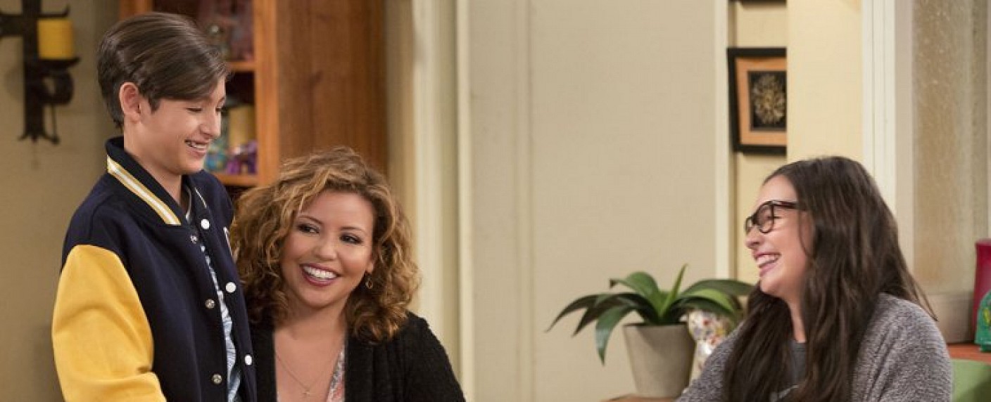 „One Day at a Time“: Netflix gibt Sitcom-Neuauflage zweite Staffel – 13 neue Episoden werden gedreht – Bild: Netflix