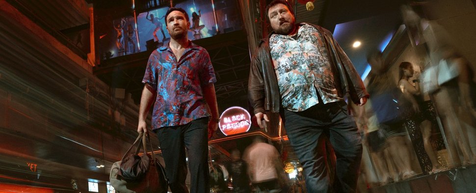 One Night in Bangkok? Charly Markovic (Frederick Lau, l.) und Joseph Muckstein (Christoph Krutzler) in der zweiten Staffel von „Crooks“ – Bild: Netflix