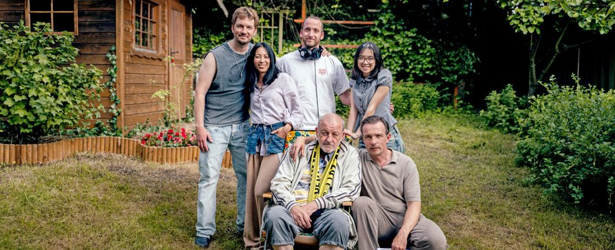 „Onkel Ruben und das Loch im Garten“: Neue ARD-Familienserie mit Leonard Lansink („Wilsberg“) angekündigt – Johannes Kienast, Josefine Preuß, Axel Stein und Minh-Khai Phan-Thi im Cast – Bild: WDR/Maximilian Groß „Onkel Ruben und das Loch im Garten“: Neue ARD-Familienserie mit Leonard Lansink („Wilsberg“) angekündigt – Johannes Kienast, Josefine Preuß, Axel Stein und Minh-Khai Phan-Thi im Cast – Bild: WDR/Maximilian Groß
