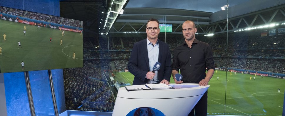 Matthias Opdenhövel und Mehmet Scholl führten durch den gestrigen Fußballabend im Ersten. – Bild: WDR/Sachs