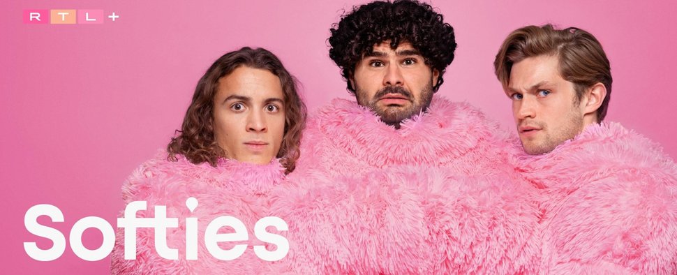 (v. l.) Oskar Redfern, Samir Salim und Damian Hardung sind die neuen „Softies“ von RTL+ – Bild: RTL/Christoph Assmann