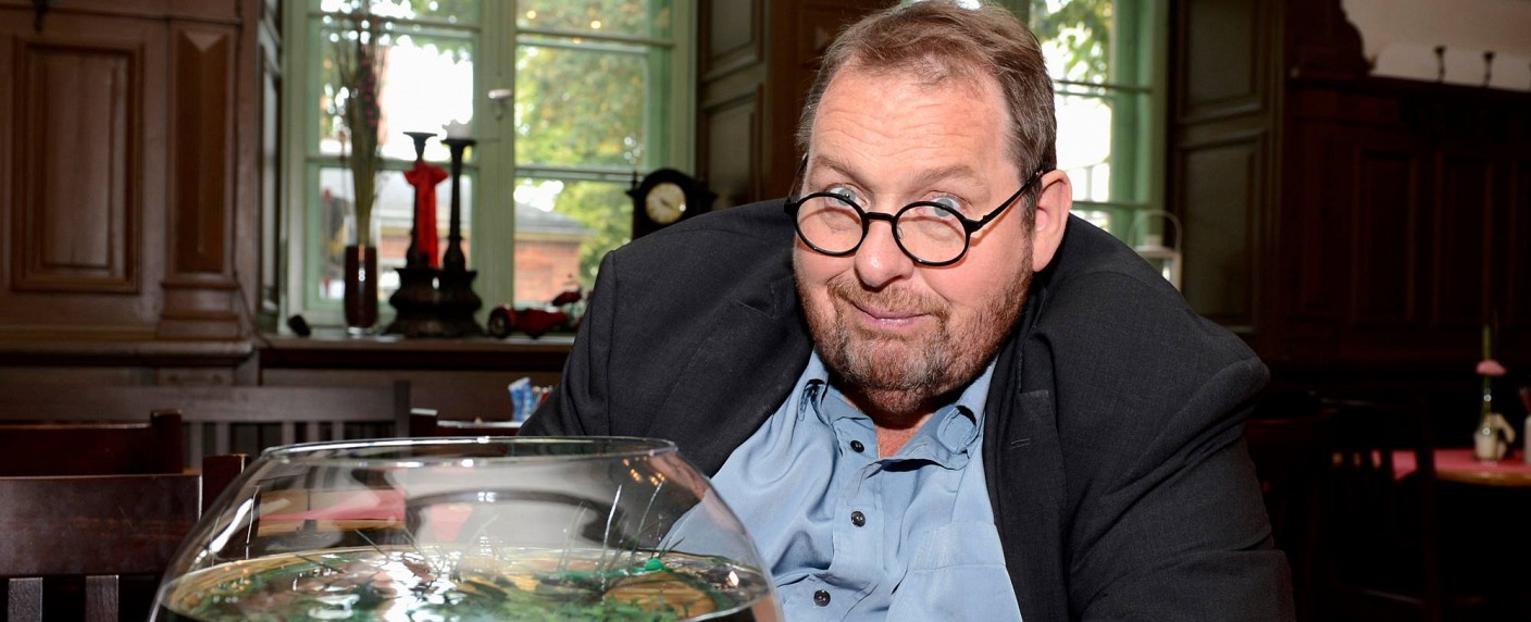„Ottis Aquarium“: Ottfried Fischers neue Kabarettshow startet am Samstag – Erste Staffel des „Schlachthof“-Nachfolgers im Heimatkanal – Bild: Heimatkanal